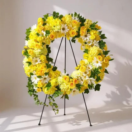 Corona Amarilla con Rosas y Margaritas